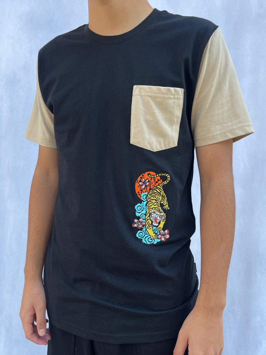 W2377-0955EM TIGER LOVE COLOR BLOCK CREW NECK TEE